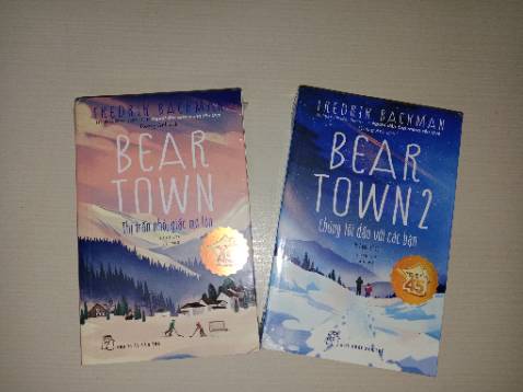 Hàng về nhanh, sách vô cùng đẹp, seal căng bóng, nhưng bị móp hơi nặng góc tập 1, nhưng mua với giá này thì quá ổn rồi, mình thấy nhiều bạn mua sách cũng bị trường hợp như thế này, mình mong các bạn sẽ cải thiện, đây là một tác phẩm mình vô cùng yêu thích, có lẽ sẽ quay lại mua tập 3, cảm ơn và mong bên đội ngũ khắc phục tình trạng này ạ. Vì giá trị của sách không những là nội dung, mà còn là bìa ấn phẩm, dàn trang, bookmark, chất lượng giấy,.. và hơn cả là thái độ và sự tôn trọng của đội ngũ dành cho khách hàng và những người hâm mộ cuốn sách này ạ, Các bạn ấy cũng như mình, cũng hy vọng nhận về một tác phẩm trọn vẹn để trải nghiệm. Nên mình mong đội ngũ sẽ cải thiện vấn đề này hơn.