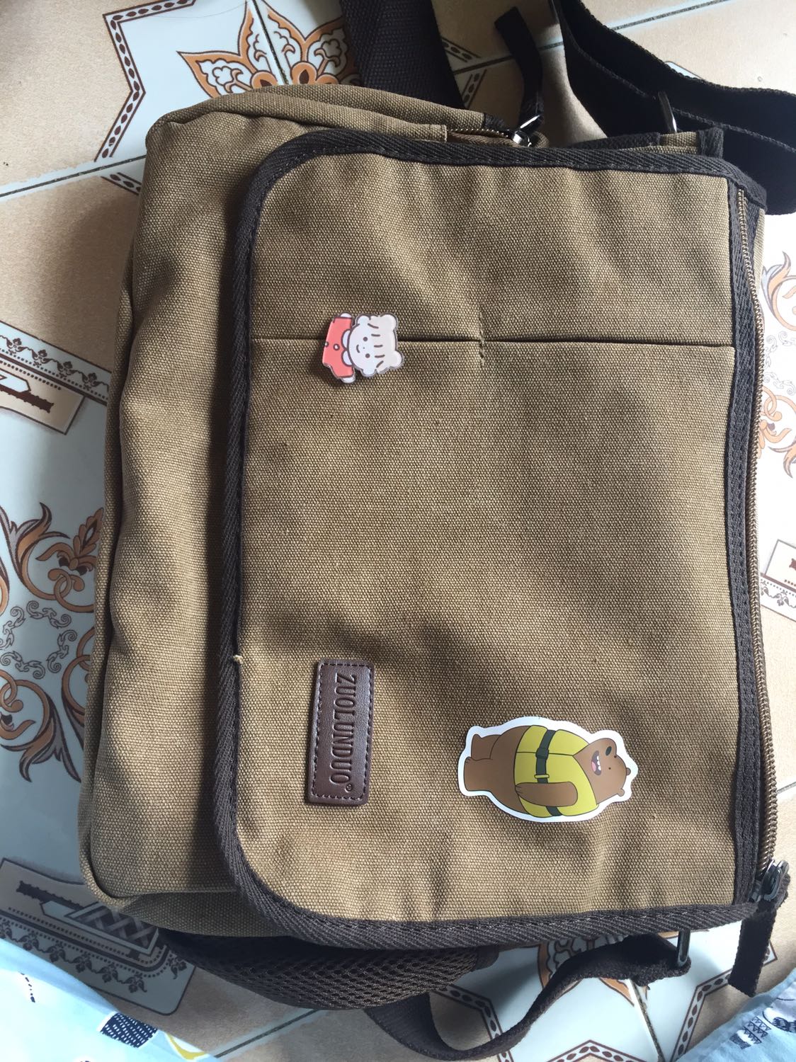 Uiii phải nói là thích mê luôn ấy,giao hàng nhanh,hàng y như hình,dày cực kì luônnnn,tha hồ đeo đi học.Mấy cái stickers mình gắn thêm vào ấy,thật ra là hàng rất xịnnnnnnnnnn