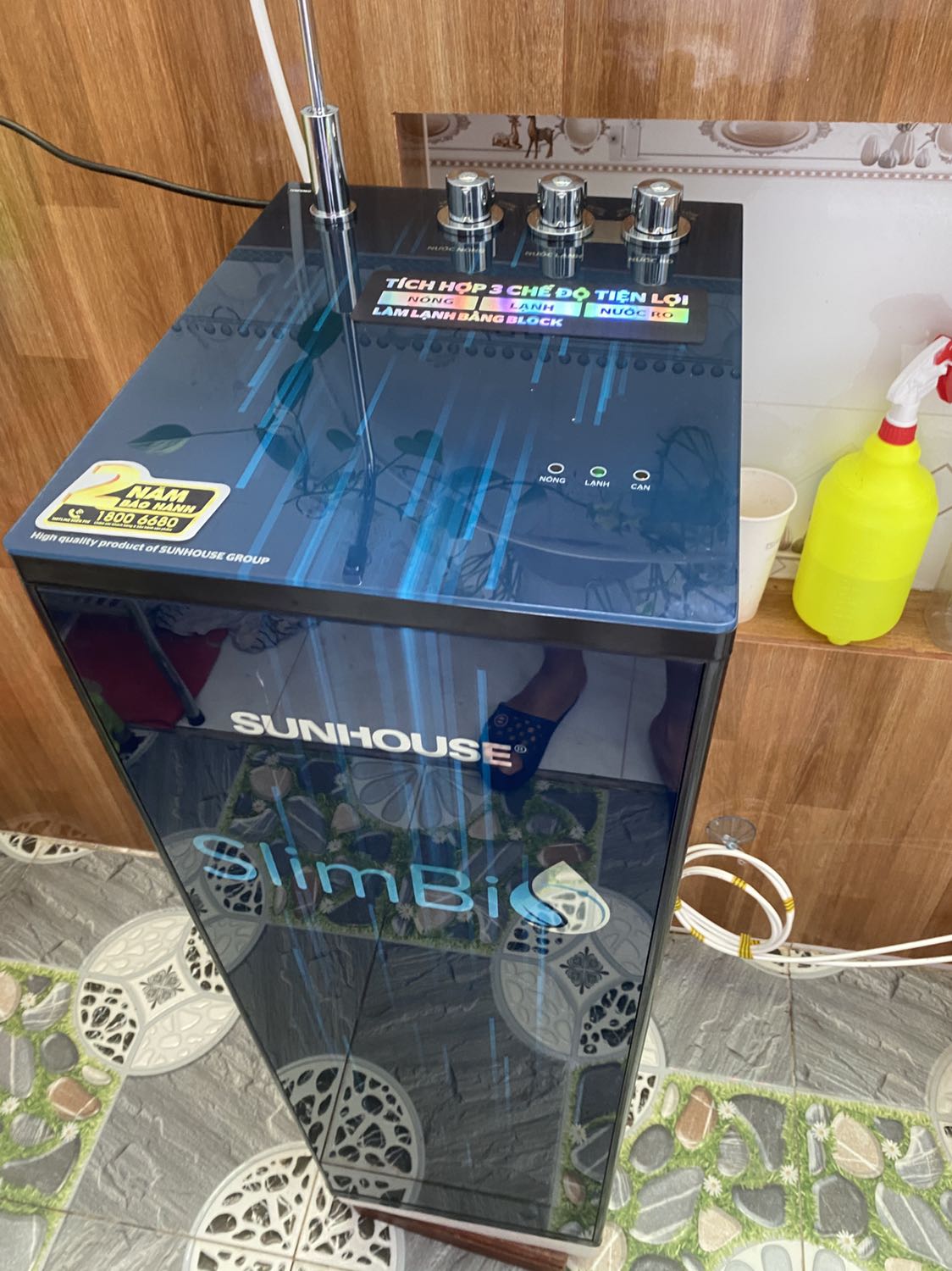 Giao hàng trễ, lắp đặp 2-3 ngày sau mới đến mình có thể thông cảm vì dịch. Nhưng mà lắp đặt xong, thì máy nước nóng ko hoạt động, đèn nước nóng ko cháy, đèn báo nước cạn thì cháy mãi, dù nước ra các vòi vẫn chảy bt. Hàng mua online bị lỗi kiểu này biết kêu ai mà đến bh đây?