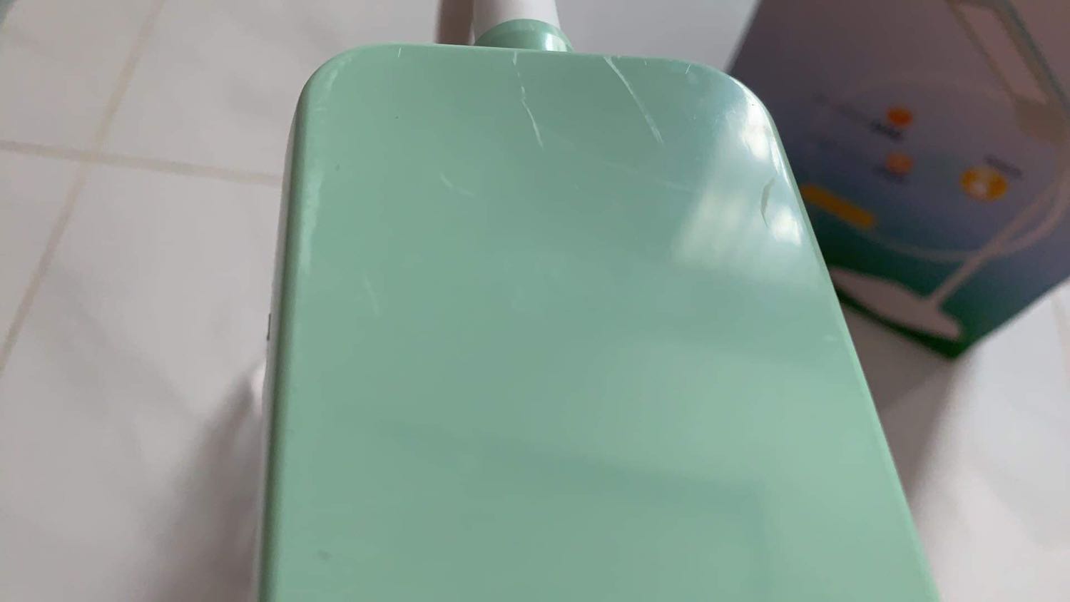 Sản phẩm như hàng trưng bày. Dây điện dơ. Bề mặt sp trầy xước nhiều. Hàng mới mua nhưng tem bảo hành ghi mua hàng từ 15/8/2020 hết 1 nửa thời giàn bảo hành. Tiki nên kiểm soát chất lượng đơn vị bán hàng