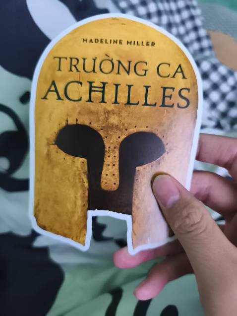 Cảm nhận đầu tiên của mình về sách là sách đẹp bìa được in nổi