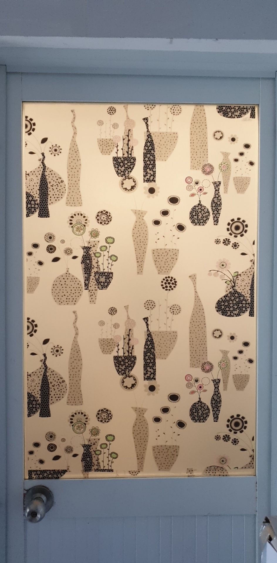 Siêu đẹp và kín luôn. Mình mua để dán cửa nhà tắm thôi nhưng thấy đẹp quá nên tận dụng dán cửa ban công luôn.