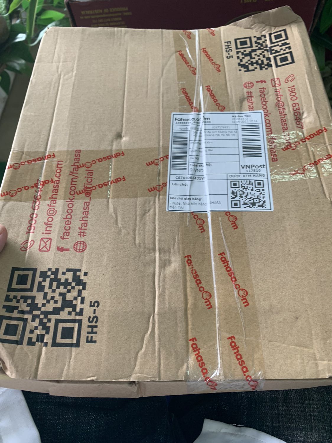 Sách tiki thì ko cần bàn về chất lượng, nhưng lần này mình hơi thất vọng vì bị giao chậm hơn so với dự kiến nhiều mặc dù mình chọn gói giao nhanh, lúc nhận sách thì hộp đựng có hơi bị méo mó. Còn sách vẫn ok như mọi lần ạ