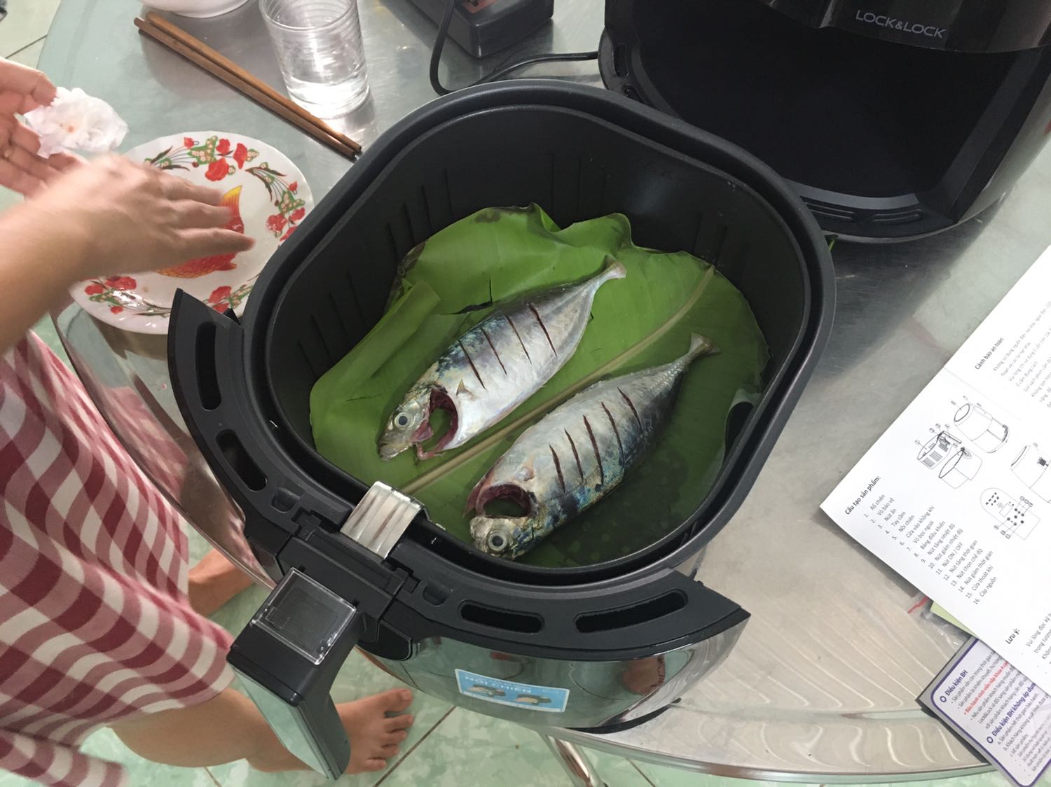 Mới nhận được hàng và thử luôn. Thấy nhanh và tiện lợi. Nồi hoạt động tốt. Mỗi tội hơi nóng, nên cẩn thận.

Tiki giao hàng đóng gói cẩn thận, nhưng không nhanh. 

Điểm trừ là săn kĩ rồi nhưng mua xong thì Tikitranding lại mở bán model sau của nồi ngày là 357. Giá rẻ hơn và sale nhiều hơn. Cay thật

Dẫn tới phí ship hàng tư nhà cung cấp khác cao hơn. Dùng coupon như không. Nên bạn nào mua thì check kĩ nha