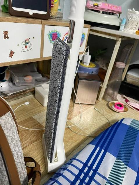 Trước nhà mình hay xài cái bộ lau nhà gia dụng bình thường ấy cứ phải dùng tay vắt rất là bất tiện luôn, vừa bẩn tay mà lại vất vả. Tham khảo mãi mới quyết định mua sản phẩmn này, tuy đã xem rất kỹ nhưng cũng khá bất ngờ về chất lượng :o khi dựng đứng cái là phần bông lau tự động gấp gọn lên rát hay. Gọn gàng và tiện lợi, bông lau mềm mịn bản lau to nên lau rất nhanh chóng. 1 sự lựa chọn đúng đắn, cảm ơn shop