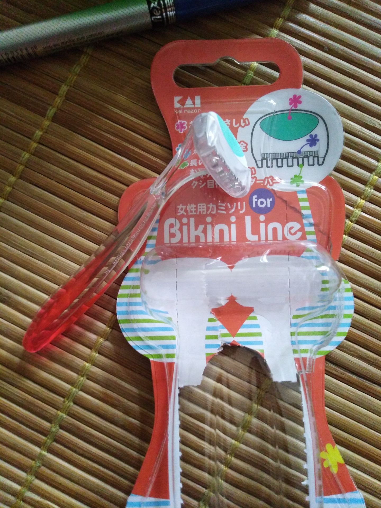 Dùng ổn, không bị trầy do có cái phần lược nhựa. Cần xử lí làm ngắn tầm 0.5cm lông trước rồi cạo nhé, vì không sẽ mắc vào lưỡi dao mà lại không tháo ra vệ sinh được Dùng ổn, không bị trầy do có cái phần lược nhựa. Cần xử lí làm ngắn tầm 0.5cm lông trước rồi cạo nhé, vì không sẽ mắc vào lưỡi dao mà lại không tháo ra vệ sinh được