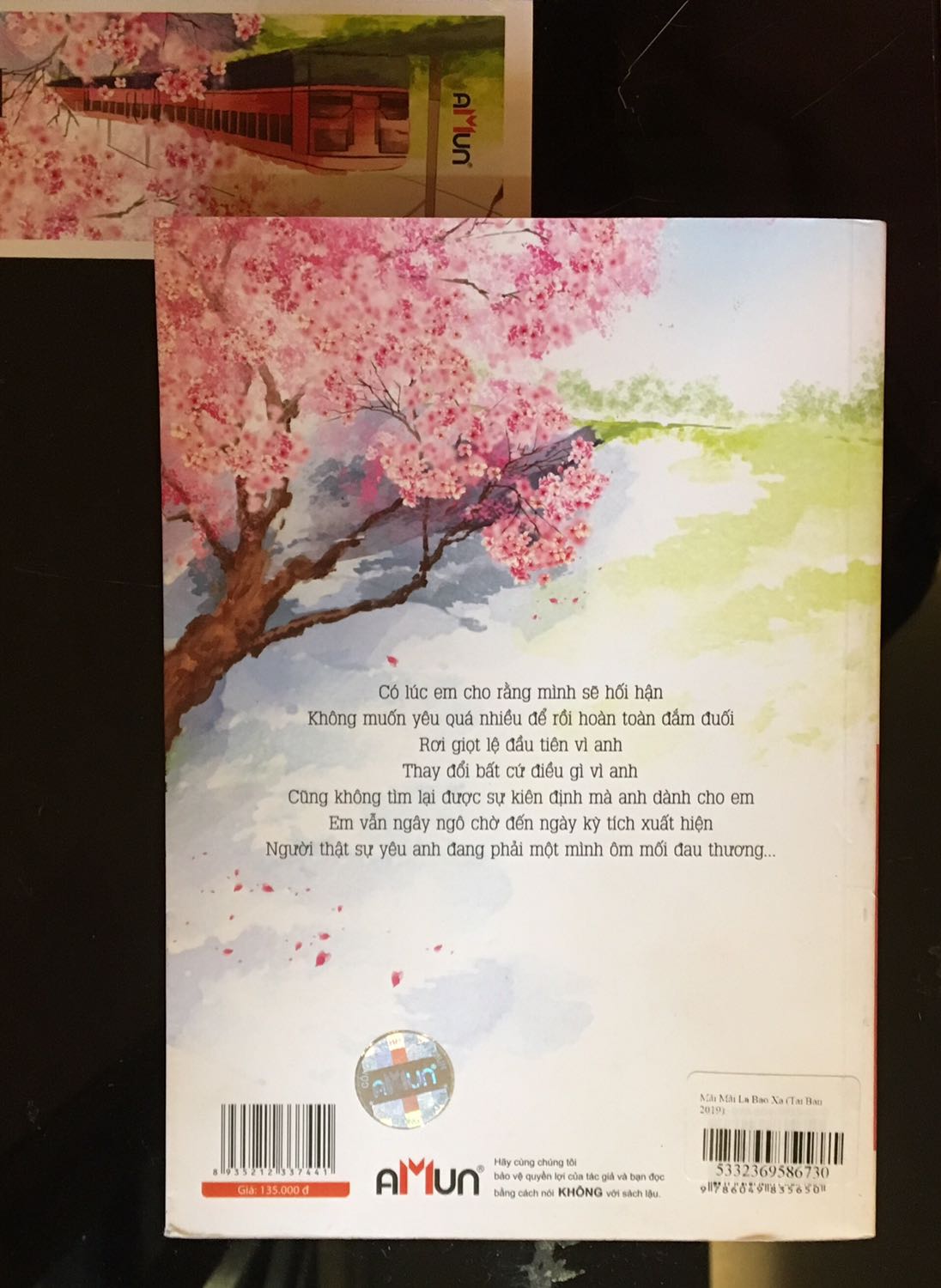 Tuy nhiên sách hơi cong ở phần bìa trên ở phía đằng sau, hơi bẩn và có những chỗ bị lõm nhưng những chỗ đấy bé thôi và hầu như không nhìn kĩ thì sẽ không thấy được, nên về tổng thể thì cũng khá ổn rồi thêm cả cái giá này (90k) nữa thì xét lại cũng thấy rất okela rồi!!! Với cả vì mình cũng rất thích tiểu thuyết của Diệp Lạc Vô Tâm nữa nên mình sẽ đánh giá 4*, về những lỗi kia thì mong Tiki sẽ cải thiện!!