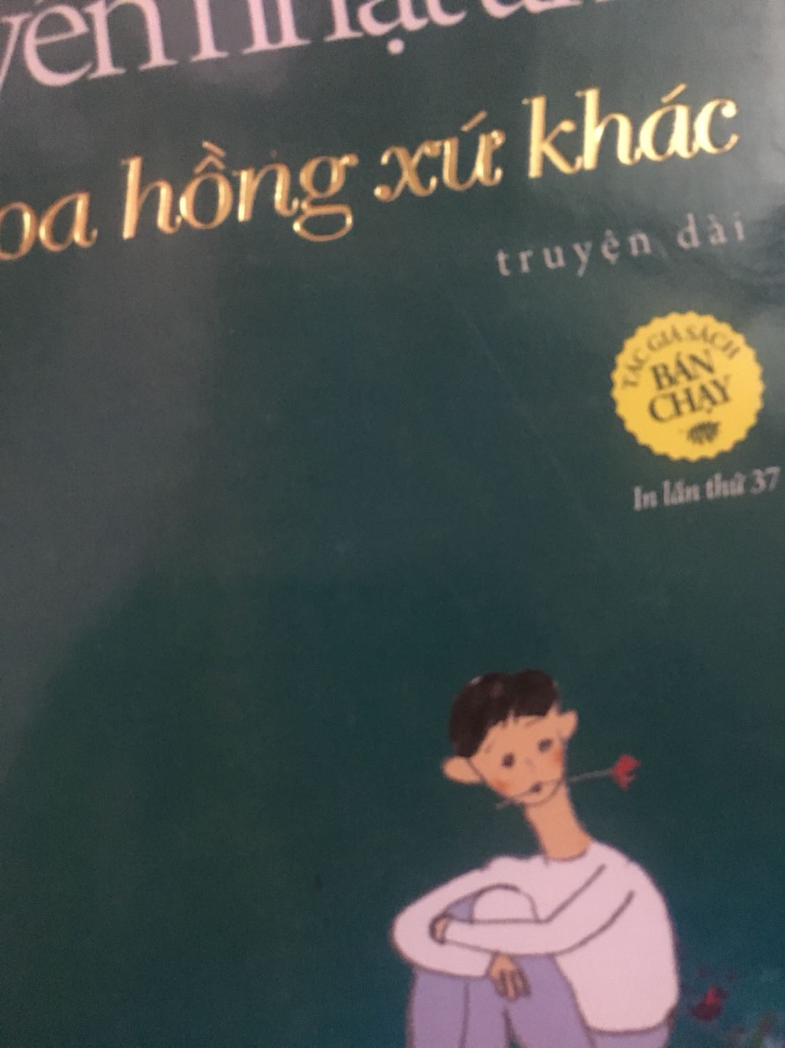 Sách bị kẻ và nhăn khá nhiều,nhìn khá là cũ,bẩn,đóng gói khá sơ sài nhìn hơi sót,mà hàng giảm giá nên chịu vậy