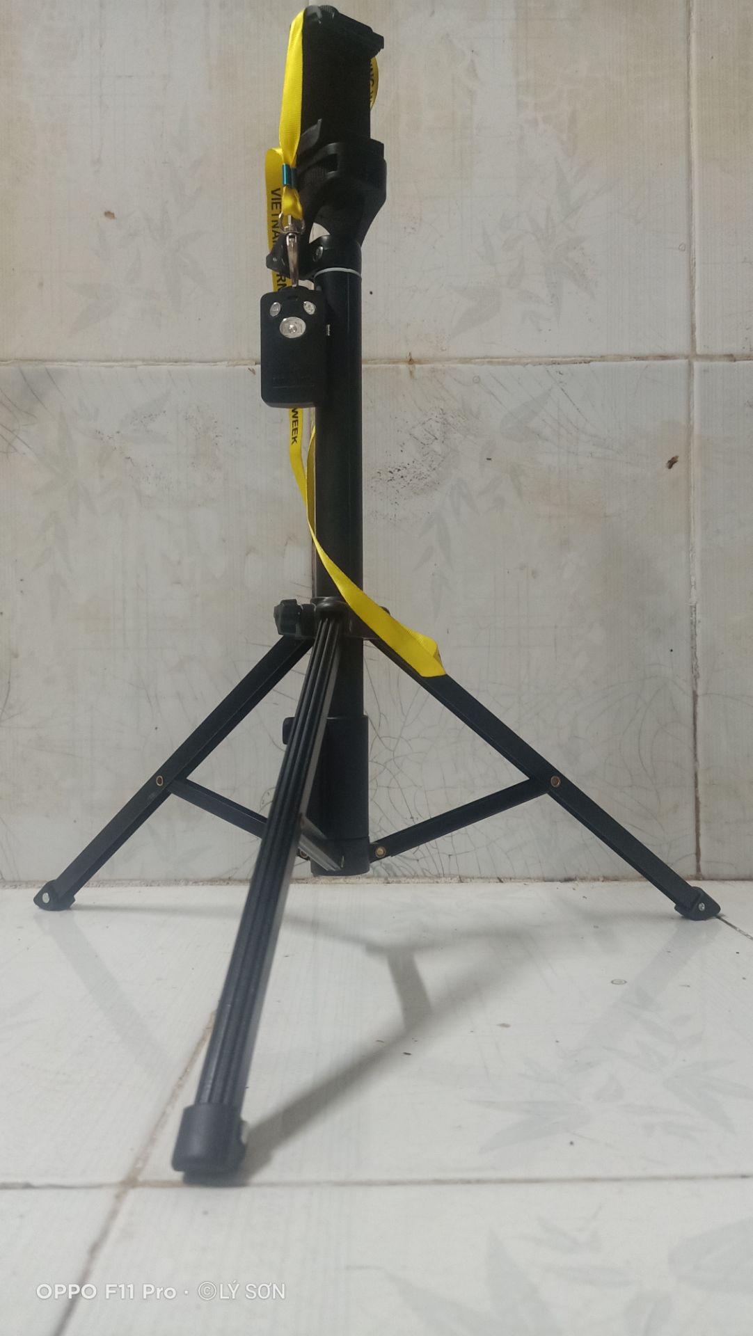 mọi người chú ý cái remote, lấy cột dây đeo liền nhe, tui bỏ trong túi áo lúc giặt đồ quên giờ vô nước hư luôn phải chụp bằng hẹn giờ