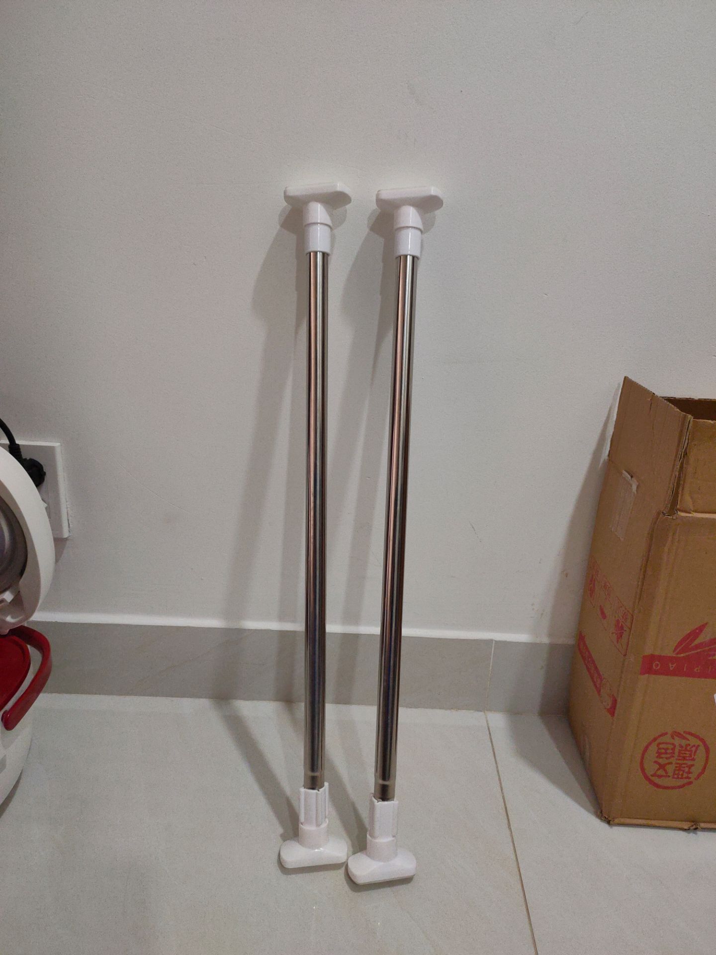 1. Sản phẩm kém, không dùng được. xoay cách mấy cũng không thể bám chắc. 
2. Đặt hai sản phẩm với độ dài khác nhau (một cây tối da tầm 2 mét và một cây tối đa tầm 3 mét) nhưng nhận được 2 cây dài bằng nhau (2 cây có độ dài ngắn nhất), tôi nghĩ đây là lỗi của app tiki. đề nghị tiki xem lại về vấn đề này, bản thân tôi là 1 developer nên tôi thấy lỗi này khá nghiêm trọng. Cách để preproduce bug: vào sản phẩm chọn 1 kích thước, ấn chọn mua, sau đó lại chọn thêm một kích thước khác, ấn chọn mua, kết quả vào đơn hàng thấy 2 sản phẩm với kích thước nhỏ nhất và kích thước của hai sản phẩm này như nhau. lúc đầu tôi không để ý nên mới thành ra kết quả thế này. trải nghiệm của tôi là khá thất vọng với tiki, nếu tiki trả lời tôi và sửa được lỗi này, tôi có lẽ sẽ thấy khá hơn.