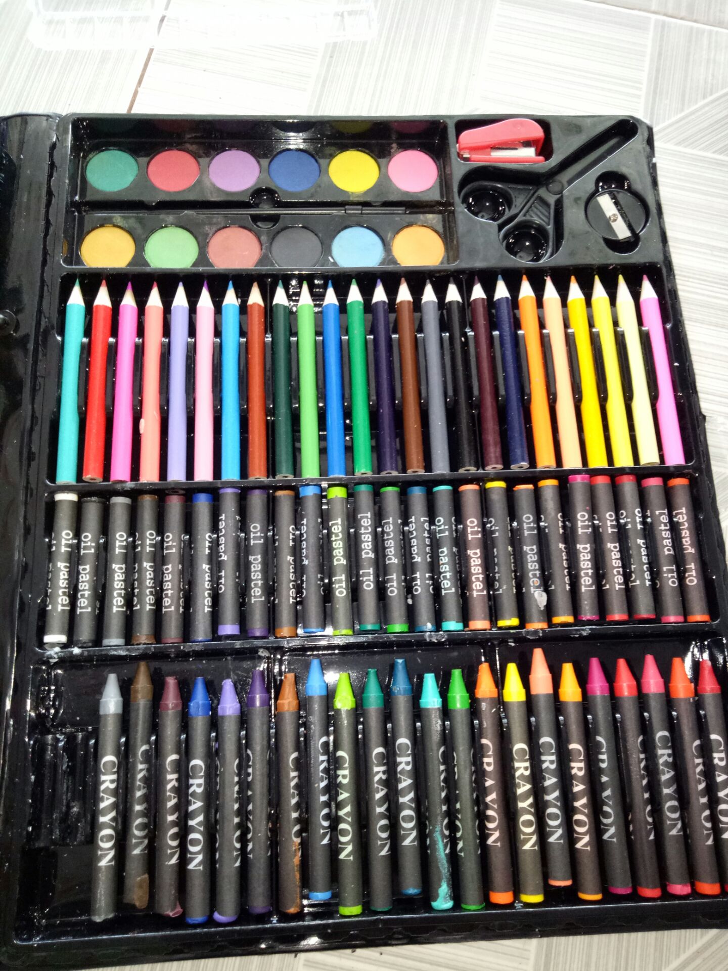 giao hàng nhanh.vừa mới nhận hàng nhưng hàng thì không chất lượng như hàng cũ tồn kho vậy đó. không đóng gói cẩn thận chỉ bọc 1 miếng bọc xốp ở ngoài .màu thì gẫy, lem, dơ, màu này bị dính vào cây kia .đặc biệt là màu khô cứng không tô được...... yêu cầu shop phải giải quyết vấn đề này. mua về tặng đứa em mà vậy sao đưa cho nó. anh em nên căng nhất trước khi mua sản phẩm nha