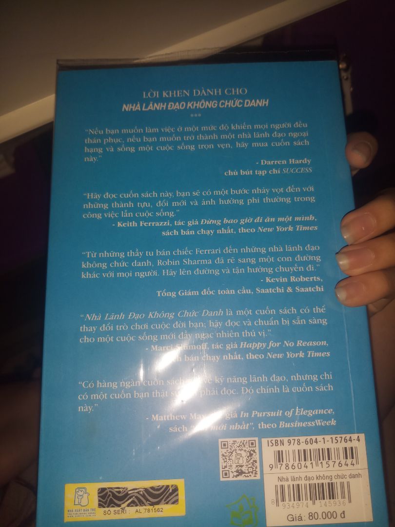 Mình chưa đọc sách nên không thể Chỉ ra nội dung cho các bạn giao trễ 2 ngày so với dự kiến là điểm trừ đầu tiên và cũng là duy nhất song có thể bỏ qua do tình hình dịch bệnh
cảm ơn tác giả và nxb..