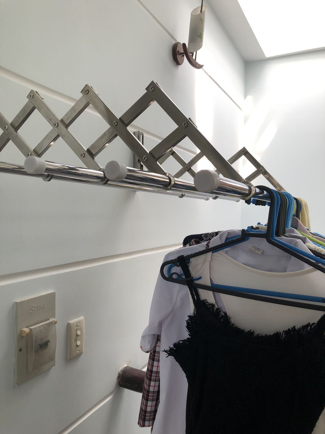 Giá chắc chắn, thanh inox sáng bóng, dẽ lắp ráp. Rất hài lòng