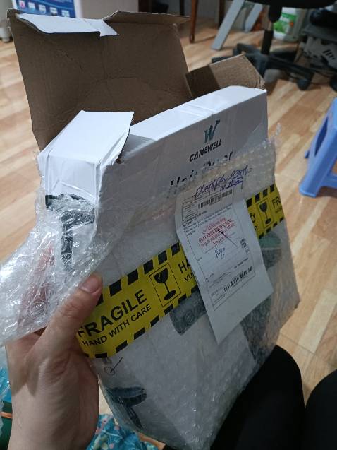 Máy rất đẹp, shop giao đúng màu mình đặt. Máy có nhiều chế độ sấy lắm nha, sức gió cực mạnh nên mình chỉ sấy lạnh. Được tặng 1 lược massage tẩy TBC khi gội đầu. Tuy ở Hà Nội ship vào Sài Gòn nhưng giao hàng khá nhanh. Điểm trừ là shop đóng gói ẩu quá, chỉ gói đúng 1 lớp chống sốc nên vỏ hộp móp méo hết cả may mà máy ko bị gì. Trừ 1*.