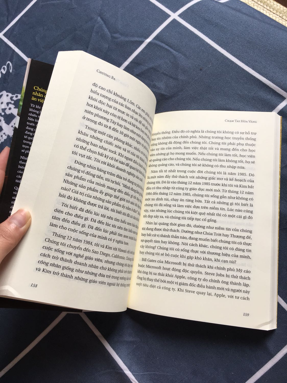 Chất lượng sách của nhà xuất bản trẻ chưa bao giờ làm mình thất vọng . Bìa dày dặn, các bạn có thấy dòng chữ vàng in chìm không? Giấy mịn rõ ràng, gáy sách dễ mở, bờ sách chuẩn. Ai khó tính thì nên mua sách của NXB trẻ. Rất tốt!