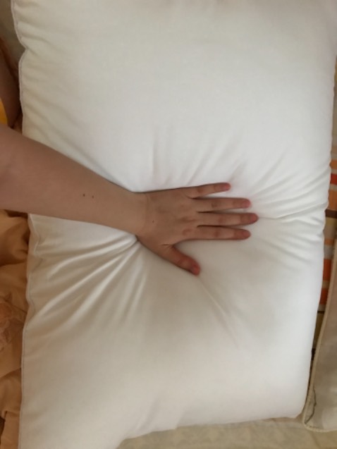 Gối mềm, rất thích. Giao hàng nhanh. Tiki báo thứ 2 mới đến mà hôm nay thứ 7 đã đến. 
Lúc mình mua là cách đây 2-3 ngày 245k mà hôm nay chỉ còn 190k. Buồn ghê! 🥲