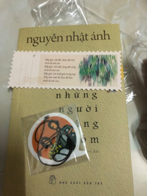 truyện nguyên seal bao đẹp bao hay luôn trời ơi, tui kết cái câu trong cái thẻ treo mới mua đó, thiết kế bao đẹp, tôi thấy đẹp hơn bản bìa cứng nữa. Truyện của bác đọc lúc đi học nhiều rồi mà giờ mới mua cuốn đầu tiên luôn 🥹 truyện nguyên seal bao đẹp bao hay luôn trời ơi, tui kết cái câu trong cái thẻ treo mới mua đó, thiết kế bao đẹp, tôi thấy đẹp hơn bản bìa cứng nữa. Truyện của bác đọc lúc đi học nhiều rồi mà giờ mới mua cuốn đầu tiên luôn 🥹
