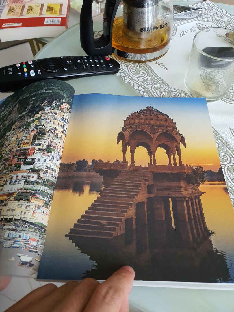 Rất hay. Lối viết rất bình dị và chân thực. Đọc xong có nhiều kiến thức bổ ích về một số quốc gia trên toàn cầu.
Nas cũng có những nhìn nhận, đánh giá rất mới mẻ (chẳng hạn vấn đề tiền bạc, chính trị, tôn giáo)

sách hay của 2021.