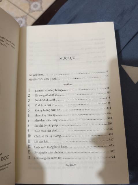 Sách cũ và khá bụi, túi bọc ngoài bụi bẩn quá trời, thôi thì đọc nội dung vậy