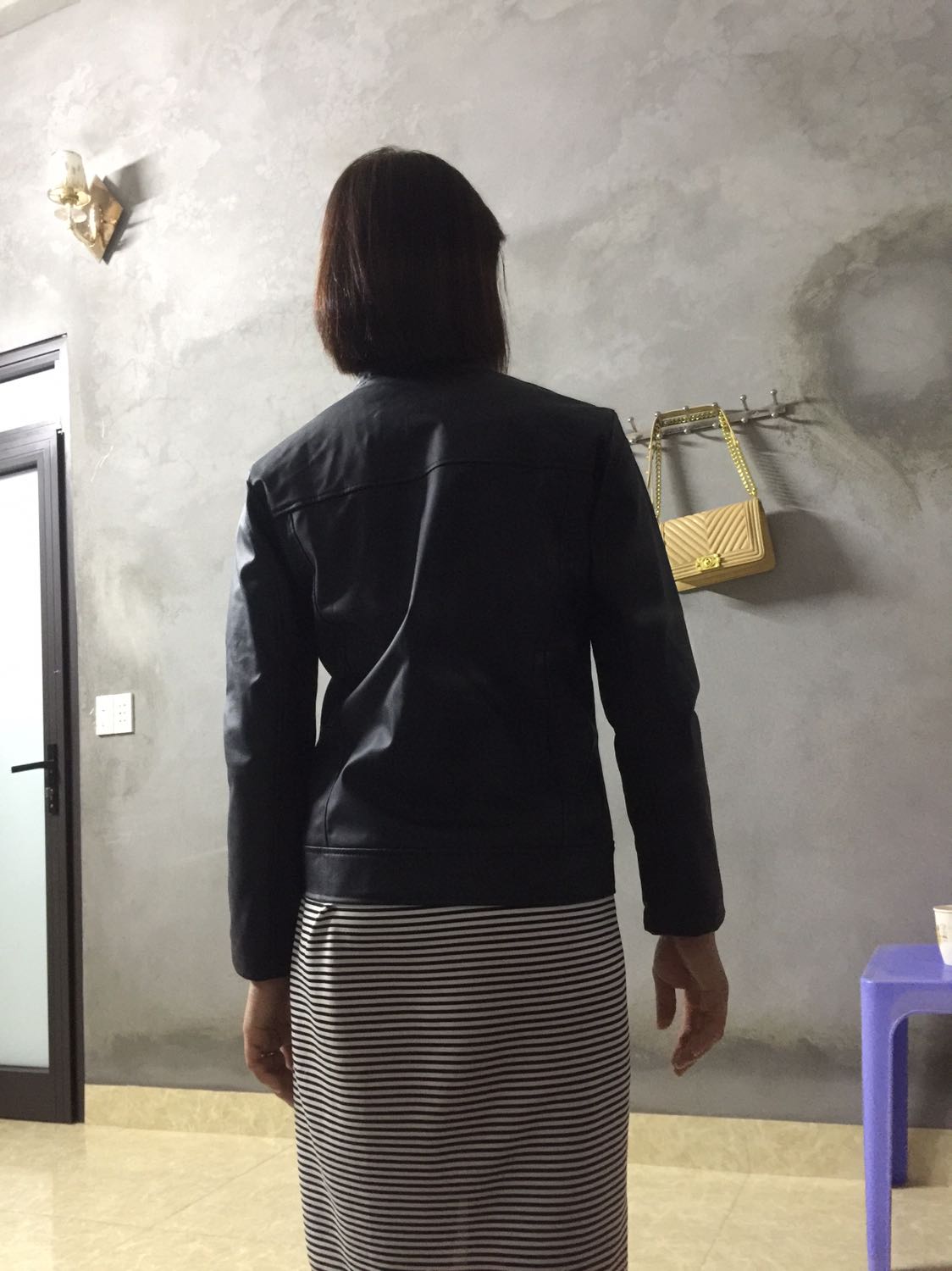 Chất liệu da sấu kém chất lượng , áo rộng phần lưng trật phần tay và thân trước , kiểu áo sấu so với trên hình