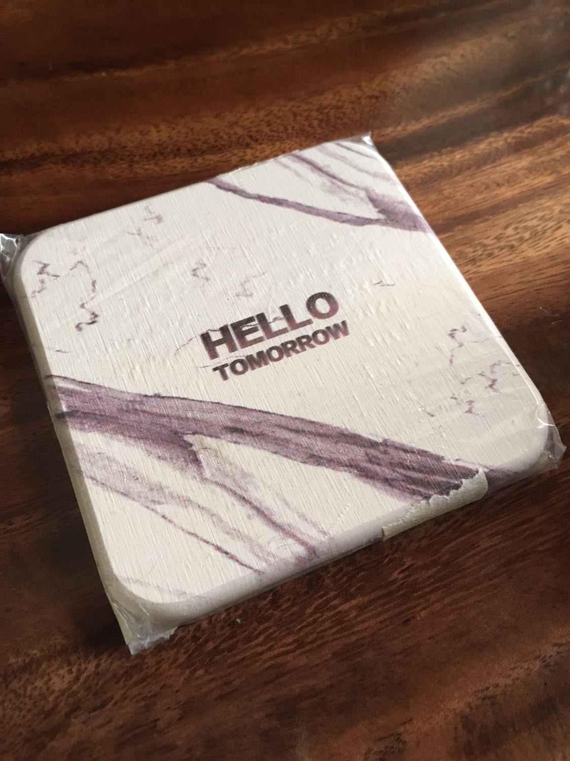 Không đọc kỹ là miếng này làm bằng gốm nên cứng, nếu để nên mặt bàn dễ bị sướt, mình bọc Nilon lại, dù mất tác dụng thấm nước nhưng vẫn đẹp.