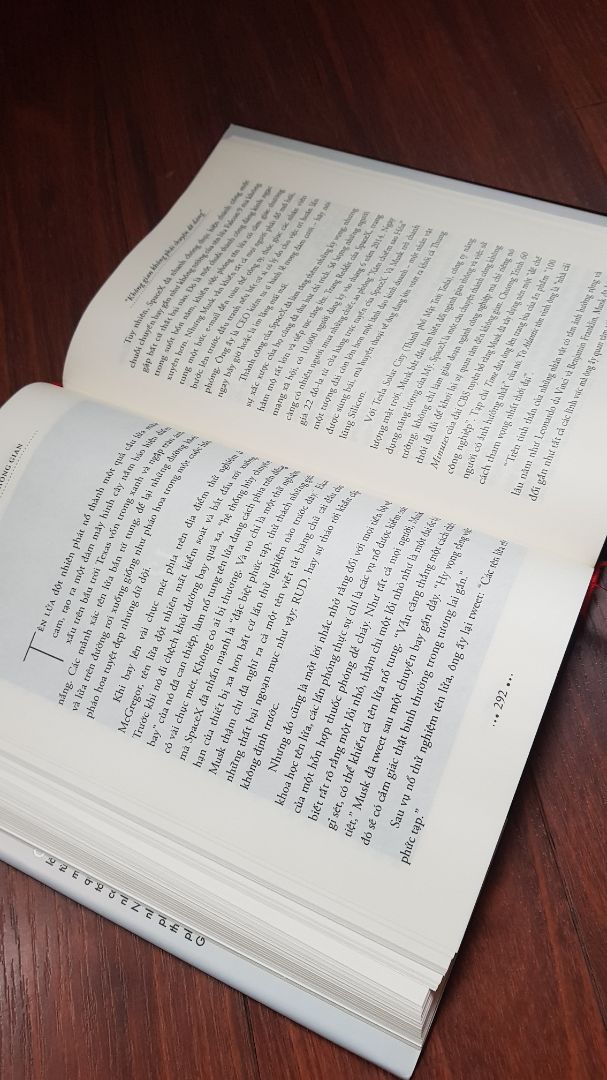 Nội dung hấp dẫn, đọc để biết những tỷ phú dư tiền trên thế giới đầu tư thế nào cho công cuộc chinh phục không gian, tương lai của loài người.
Sách bìa cứng đẹp, giấy tốt.