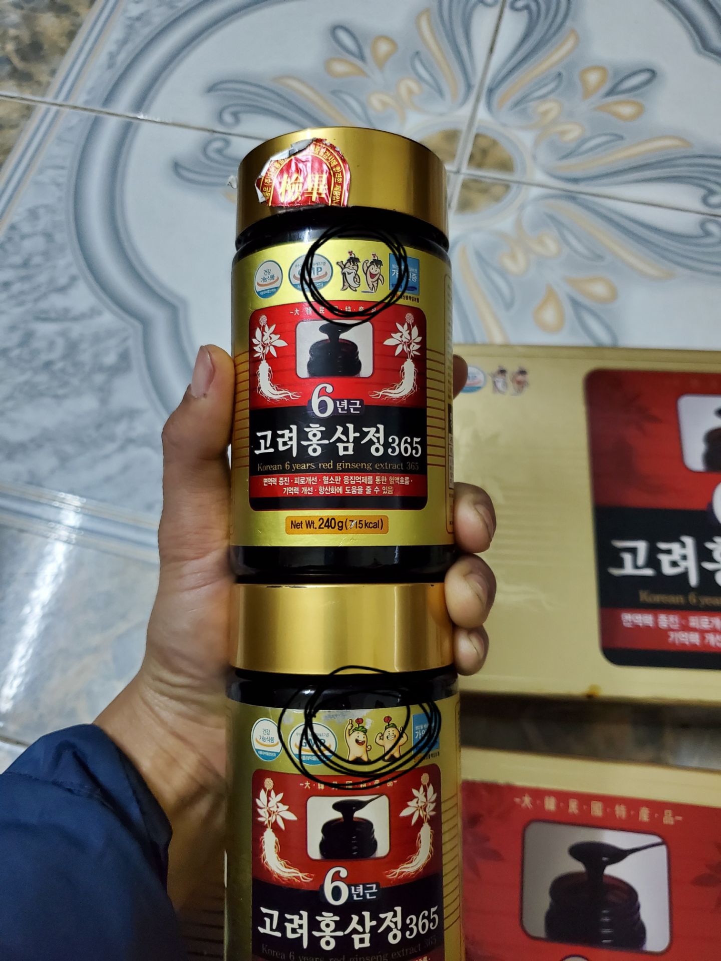 chất lượng k biết thế nào, nhưng bao bì thì khác so với hàng người nhà mình gửi trực tiếp bên hàn về, ở trên là hàng người nhà mình gửi về, có tem mác và bao bì khác so với hàng của shop, hàng của shop k có tem ở hộp, tem ở lọ cũng dán sơ sài có thể bóc ra dán lại mà k để lại dấu keo như tem hàng bên hàn gửi về, trong ảnh ở trên là hàng hàn, còn ở dưới là hàng shop.