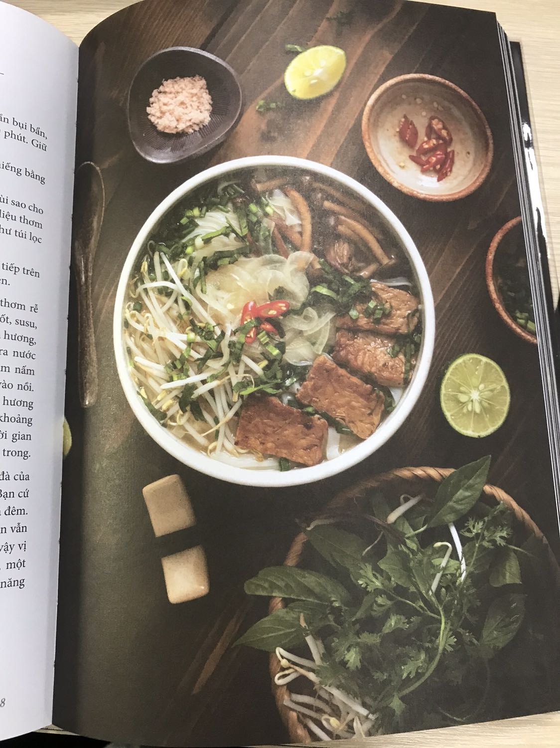 Sách có hình thức giấy dày, màu in đẹp và trình bày khá cẩn thận.
Nếu người đọc là người có sở thích ngẫu hứng với tất cả nguyên liệu, thì cuốn sách có rất nhiều không gian để làm điều đó, món chay chưa bao giờ có hồn như vậy. Tự do, bình dị, không gượng ép và rất có màu sắc.
Còn nếu bạn là người thích chuẩn mực và làm theo công thức, thì cuốn sách này vẫn rất phù hợp. Nguyên liệu dễ kiếm, và dễ thực hiện chính là điểm mạnh của cuốn sách này.
P/S: Mình đã phải đặt mua cuốn sách này 3 lần, vì người thân và bạn bè mình thấy hay quá nên cướp luôn :) Sách có hình thức giấy dày, màu in đẹp và trình bày khá cẩn thận.
Nếu người đọc là người có sở thích ngẫu hứng với tất cả nguyên liệu, thì cuốn sách có rất nhiều không gian để làm điều đó, món chay chưa bao giờ có hồn như vậy. Tự do, bình dị, không gượng ép và rất có màu sắc.
Còn nếu bạn là người thích chuẩn mực và làm theo công thức, thì cuốn sách này vẫn rất phù hợp. Nguyên liệu dễ kiếm, và dễ thực hiện chính là điểm mạnh của cuốn sách này.
P/S: Mình đã phải đặt mua cuốn sách này 3 lần, vì người thân và bạn bè mình thấy hay quá nên cướp luôn :)