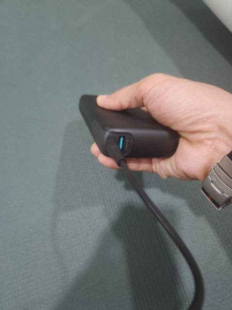 Sạc nhanh 60W cổng usb-c. Sạc đầy khoảng hơn hai lần rưỡi z folder 4. Hơi ít cổng.