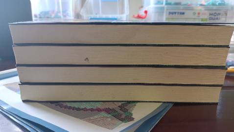 Này là đánh giá tập 2, vì tập 1 mình lộn qua 2 rồi. Bị dơ nha dơ đậm đà luôn. Rất vui vì sale giá tốt nhận hàng đủ nhưng KHÂU ĐÓNG GÓI THỰC SỰ TỆ. ko seal ko chống sốc cứ vậy mà gửi ròi ngta đợi nhận hàng trong hoang mang sợ bị cong bìa rách gáy. Quá chán ý. Níu ko thay đổi chắc ko mua bên Tiki nữa luôn. Quá dỗi hờn cho lần này nhaaaaaaa