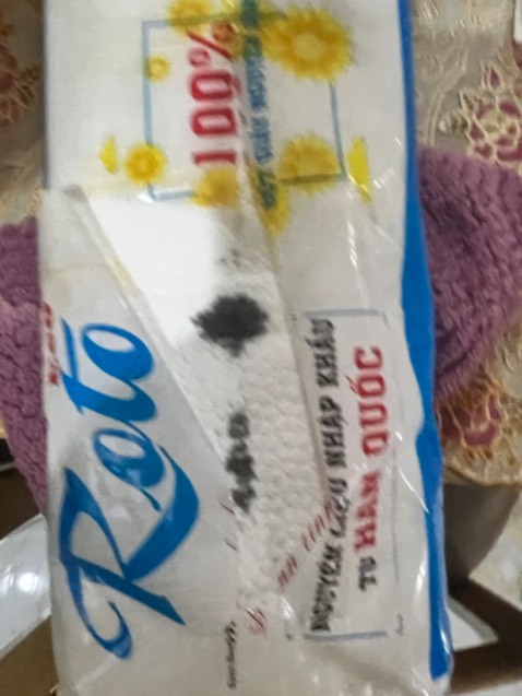 K biết vì lí do gì mà mh nhận giấy dính dầu nhớt gần hết 10 cuộn, nhìn thùng bên ngoài thì vẫn bình thường k ướt, bẩn gì cả. Bên trong mấy cuộn giữa bị vết dao cắt bọc. Nói chung tệ