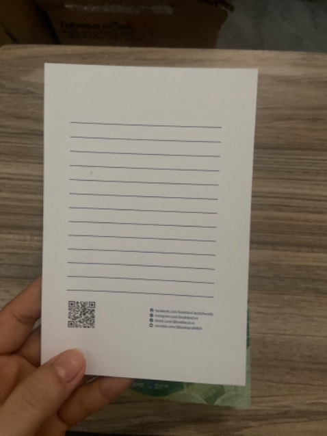 Sách không bọc seal, được tặng kèm giấy note kiêm bookmark. Sách dịch rất hay, không bị lỗi chính tả nào, không bị lem mực hay dính bẩn. Điểm này đối với mình là rất xuất sắc rồi nếu có 6 sao mình sẽ đánh giá 6 sao. 
   Nội dung kể về cụ ông Murray McBride 100 tuổi và cậu bé Jason Cashman 10 tuổi, hành trình từ người xa lạ đến thân thiết như “Anh bạn” già trong nhà. Chuyến phiêu lưu thực hiện 5 điều ước của cậu bé Jason mắc bệnh tim đã giúp ông Murray tìm lại mục đích sống sau cái chết của vợ ông - bà Jenny. Hành trình đã giúp ông Murray có thêm nhiều người thân hơn: Anna, S.B.K, Collins,… và làm lành với đứa cháu trai Chance - người thân duy nhất còn lại của ông. 
   Đối với mình đây là cuốn sách hay nhất sau cuốn Người đua diều, rất nhân văn và cảm động, cũng rất đời thường với những điểm nhấn hơi “thần thánh hoá” một tí. Văn phong dịch rất mượt mà, tự nhiên, nửa đầu sách đọc tiết tấu ngang thường chậm rãi, nửa sau sách đọc rất cuốn, tiết tấu lôi cuốn dồn dập, đọc một lèo đã hết. 
   Tụ chung, sách hay 100 điểm không có nhưng, rất đáng tiền, rất nên đọc, không hiểu sao tác phẩm hay như vậy lại không hot được nhỉ?!