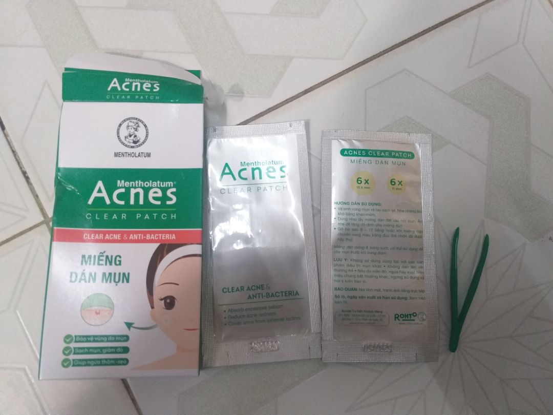 giá rẻ so với các loại khác, hộp móp méo, có que kẹp kèm theo, miếng dán khá chắc và mỏng nhưng ko hút được mụn như các hãng khác, chỉ hỗ trợ làm xẹp mụn nhanh, phù hợp dán khi ra đường chống bụi, miếng dán tròn có 2 kích thước, theo mình thấy hơi to, nếu có 1 cỡ nhỏ hơn và 1 cỡ to sẽ tiện lợi hơn