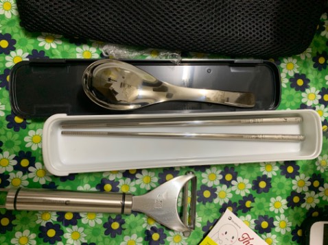 Sản phẩm được shop bao bọc cẩn thận, nguyên vẹn, cảm nhận rất tốt, hộp đựng bằng nhựa thiết kế thông minh, thìa và đũa đẹp, dùng thử tốt phù hợp. Rất hài lòng.