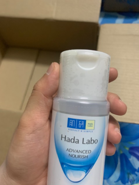 Ổn trong tầm giá. Chai nhựa. Thoa lên mặt tuy ko thấm liền nhưng có độ giữ ẩm.