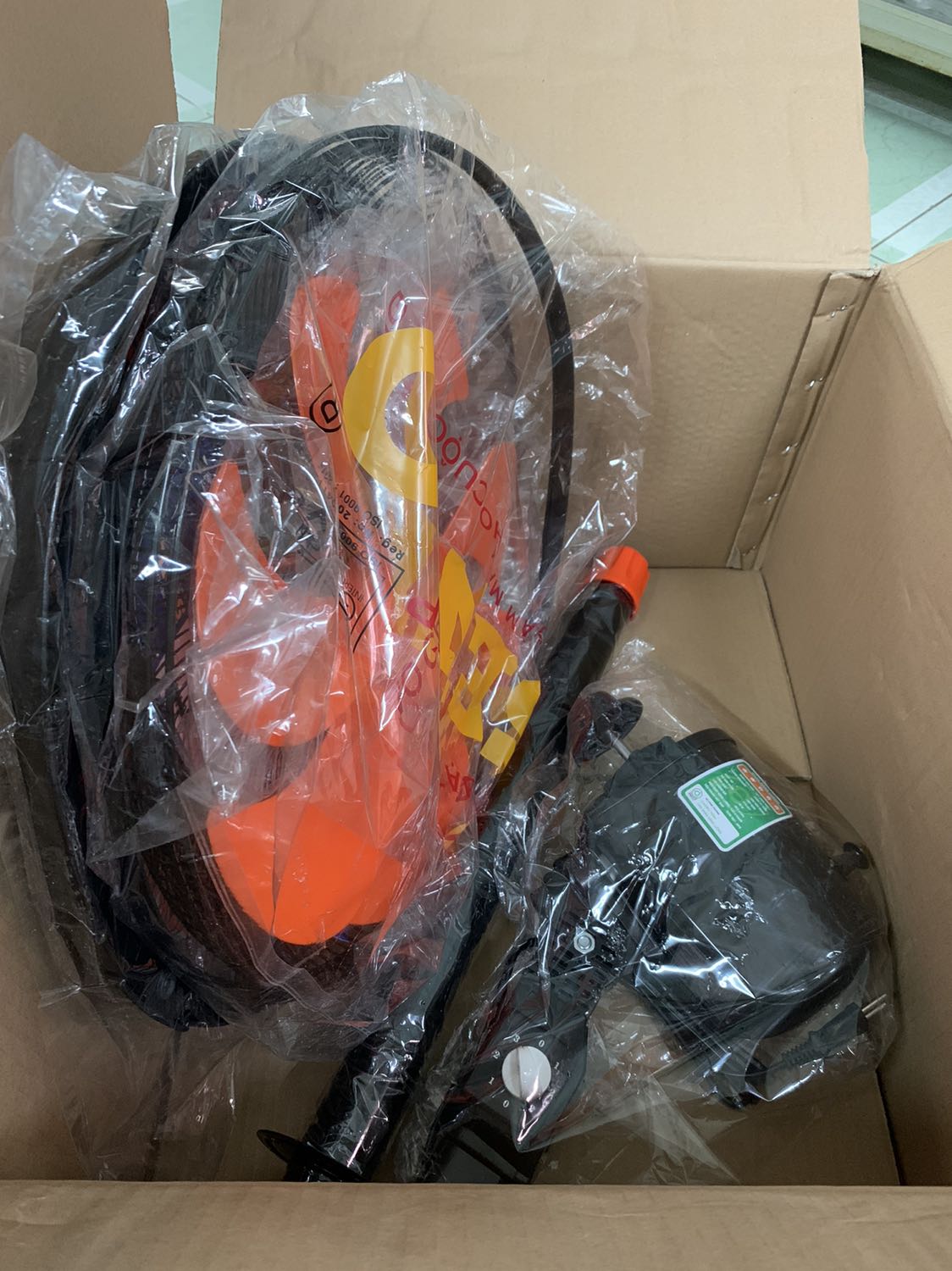 Hàng đóng gói cẩn thận còn nguyên bao bì. Bảng hướng dẫn sử dụng được đính kèm bên trong. Nhà mình xài quạt này nhiều nên mua lại. Quạt cứng cáp, chất lượng tốt, dễ làm vệ sinh.