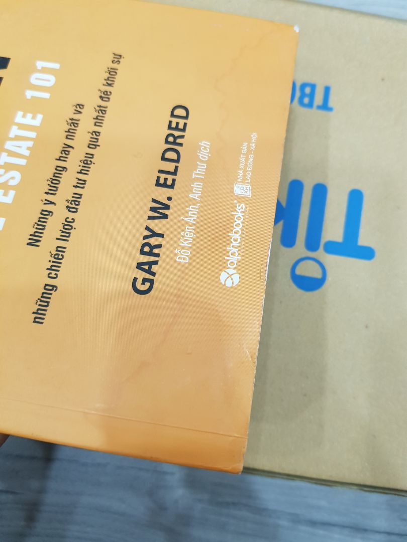 Thật sự mà nói mình rất thích mua sách trên tiki và đã mua rất nhiều lần nhưng thật sự lần này bực ko thể tả được, sách đã từng bị ướt, lại cáu bẩn, gáy sách lại rách, hí hửng khui sách mà khui cái tắt hứng luôn. Bỏ tiền ra mà chuốc bực mình vào người