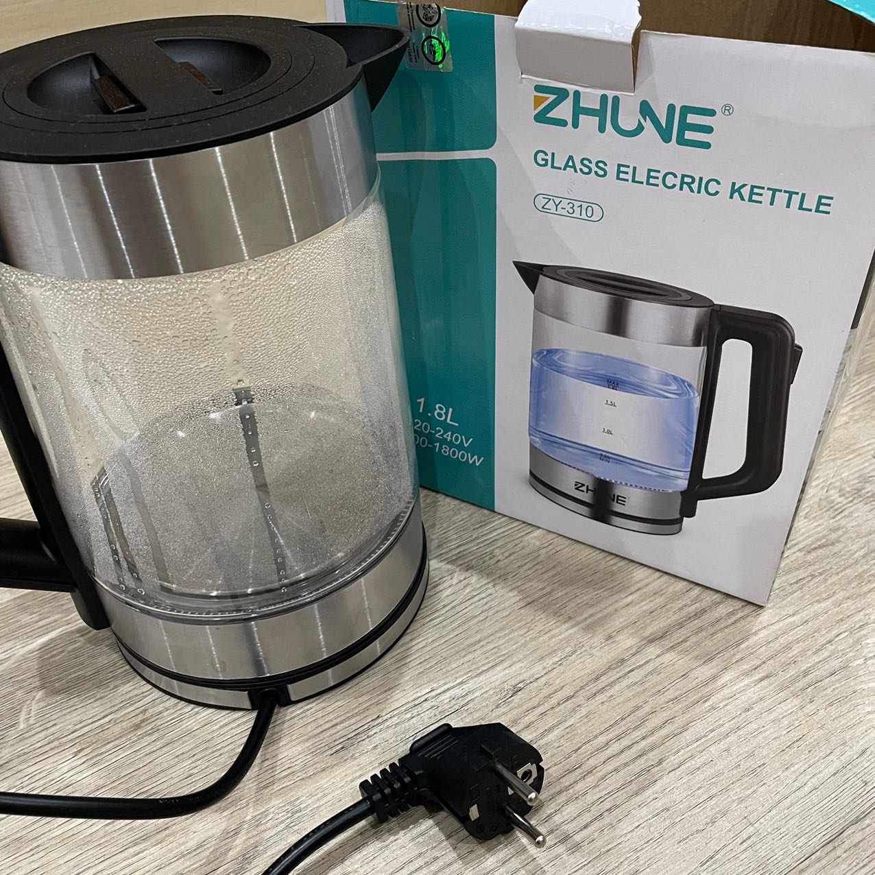 Ấm chắc chắn không bị lỏng lẻo, bọc cẩn thận. shop giao hàng cho ĐVVC nhanh, shiper cũng khá nhiệt tình. Nên mua vì giá phải chăng mà sử dụng thấy oke. Cho shop 5 sao luôn