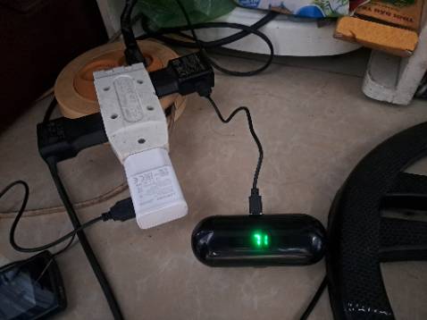 Tai nghe nhìn đẹp mới, nhưng khi mới khui hàng thì trong quá trình sạc pin mới phát hiện cục nạp và báo hiệu pin bị hư. Cắm vào hiện 71%, đợi 1 tiếng sau vẫn là 71%. Hy vọng được đổi lại hàng để có sự trải nghiệm tốt hơn