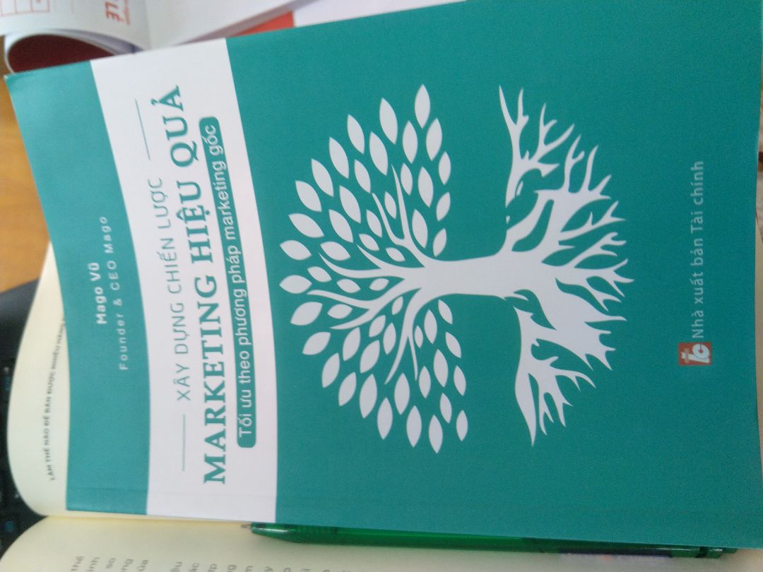 chất lượng giấy quá tệ so với giá và đẳng cấp của tác giả, nhìn như sách lậu. còn về tiki thì tuyệt vời