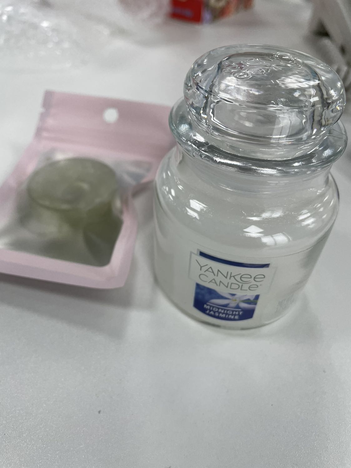 Giao hàng khá nhanh, đóng gói đẹp và chắc chắn, chưa dùng nên chưa biết mùi hương thế nào, nhìn chung thấy rất hài lòng