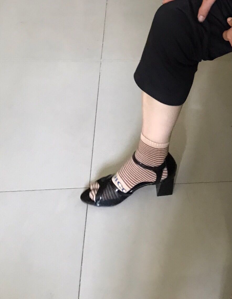 Giao hàng sớm hơn dự kiến. Sản phẩm được đựng vào hộp cứng cáp, lịch sự. Đóng gói chắc chắn, chỉn chu. Giầy mang lên chân nhìn rất gọn, màu đen nhìn rất sang, êm chân. Chọn size giầy dựa theo số đo chân rất chính xác. Nên mua nha