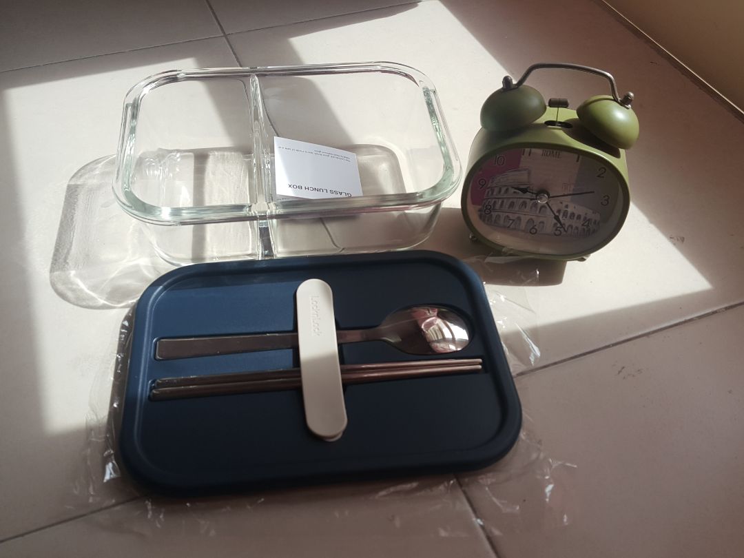 Nhìn hộp cơm chắc chắn ngày mai tui thấy ngon cơm rồi đó :)) nhìn sạch sẽ tăng cảm giác kích thích gê. tui để kế cái đồng hồ để mấy bạn hình dung được cái hộp cơm bự như thế nào. thật tình nặng hơn mấy hộp cơm bình thường vì nó là hai hộp nhập một mà, nhưng không nặng tay như cái hộp ba ngăn cùng lúc đâu, độ nặng này chấp nhận được. một bên đựng cơm, bên đựng canh, cái muỗng giúp cho bọn cái gái tụi mình ăn uống thùy mị hơn :3 đũa ống tròn gắp đâu dính đó ngay và liền luôn. Nói chung đáng mua lắm sau bao ngày canh sale locknlock ở siêu thị. dòng này bên ngoài không thấy bán đâu. mấy bạn đừng đợi như mình nữa ????? Thật !!!