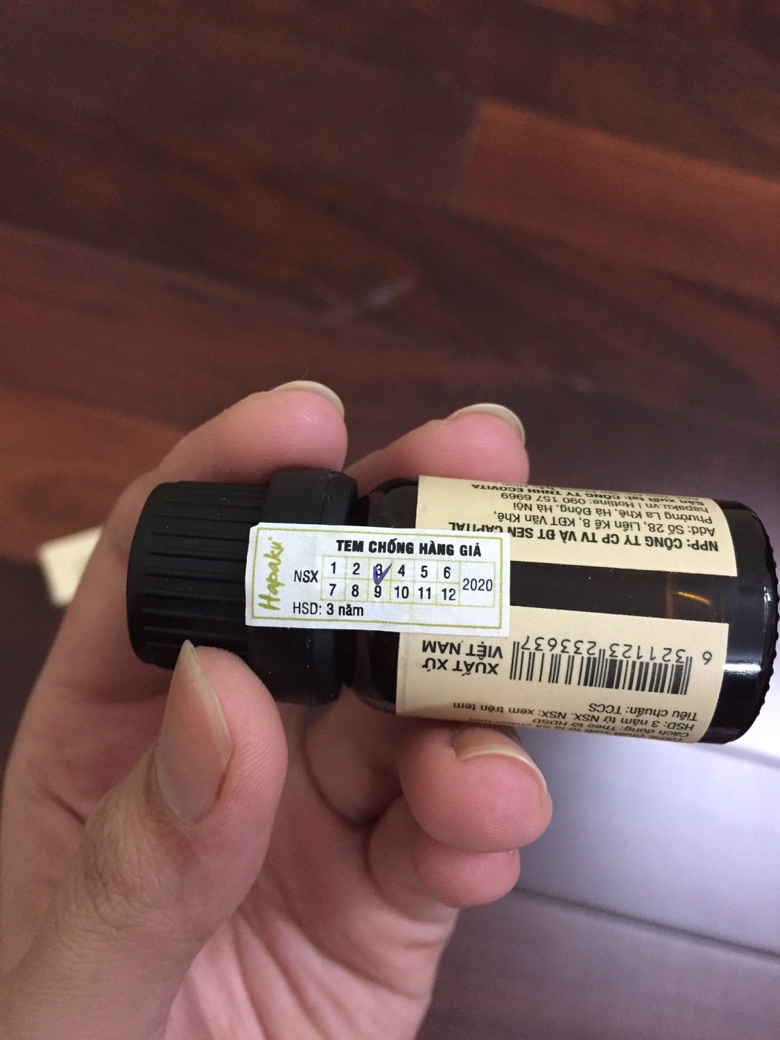 Trước mình được bạn tặng máy phát tinh dầu nên mình mua tinh dầu sả chanh này. Sản phẩm khi mở ra thấy có tem chống hàng giả cũng an tâm lắm, pha với nước cho vào máy thì mùi rất thơm và rất tự nhiên, không nghe mùi giả tạo hóa chất như 1 vài tinh dầu trước mình có xài qua :D 5* cho sản phẩm