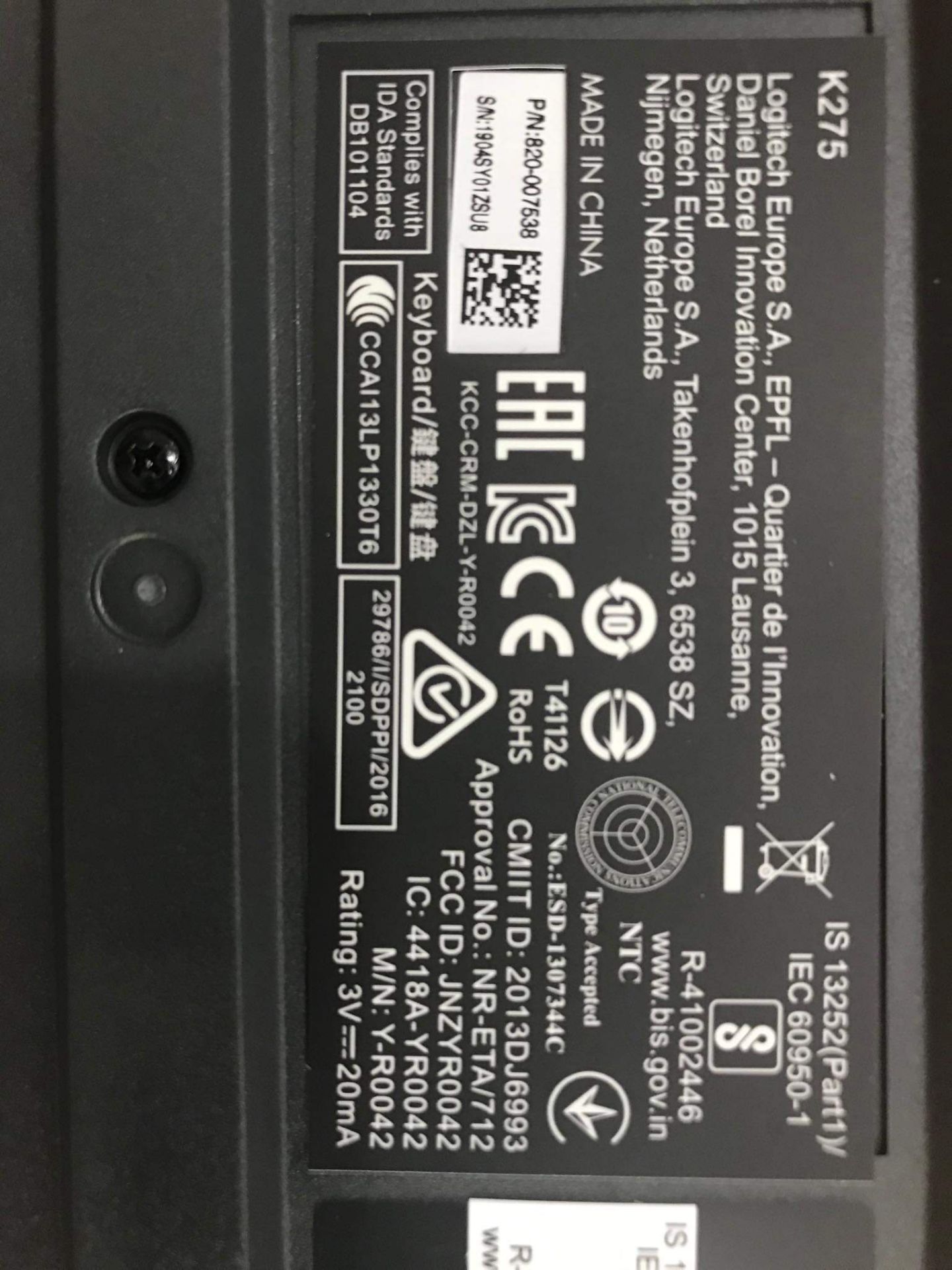 Mình nhận được hàng của Tiki Now giao rất đúng, đặt buổi tối thì sáng đúng 10h nhận được hàng rồi.
Khi mình cắm thử vô máy tính thì kết nối ok, phím và chuột hoạt động bình thường.
Tuy nhiên, mã số sản phẩm in sau lưng bàn phím là K275 thay vì MK275 như Tiki giới thiệu nên mình ko rõ là có nhầm lẫn gì ko.
Mặt khác, mực in trên bàn phím bị lem luốc nhìn rất ghê, mình thử dùng tay cạo đi lớp trên của số O và mũi tên lên thì lớp dưới hiện ra rõ như hình mình chụp lại. Vì vậy, nhờ Tiki kiểm tra lại giúp mình vì sao lại như vậy? Mình nhận được hàng của Tiki Now giao rất đúng, đặt buổi tối thì sáng đúng 10h nhận được hàng rồi.
Khi mình cắm thử vô máy tính thì kết nối ok, phím và chuột hoạt động bình thường.
Tuy nhiên, mã số sản phẩm in sau lưng bàn phím là K275 thay vì MK275 như Tiki giới thiệu nên mình ko rõ là có nhầm lẫn gì ko.
Mặt khác, mực in trên bàn phím bị lem luốc nhìn rất ghê, mình thử dùng tay cạo đi lớp trên của số O và mũi tên lên thì lớp dưới hiện ra rõ như hình mình chụp lại. Vì vậy, nhờ Tiki kiểm tra lại giúp mình vì sao lại như vậy?