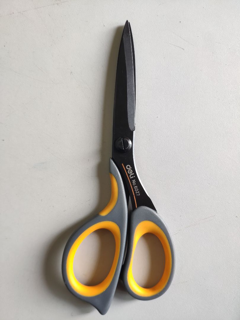 Kéo đẹp, dùng rất tốt. Mỗi tội cái phần tay cầm nhựa không êm như mình nghĩ. Do ở nhà có cây Maped nó êm hơn ?