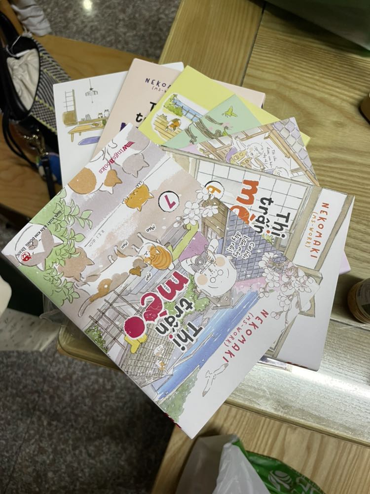 Truyện dễ thương, nhẹ nhàng và vui vẻ, sau giờ làm việc đọc vài trang truyện xả stress. Tiki giao hàng nhanh và có đầy đủ postcard.