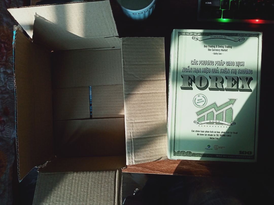 Về nội dung thì mình k nói , vì mỗi quyển sách khi xuất bản thì sẽ đều mang 1 nội dung và giá trị riêng của của nó . Nhưng về hình thức thì mình vẫn chưa hài lòng lắm , k biết đóng gói sp là bên happylive hay bên tiki làm mà quá sơ sài luôn ạ , các cạnh của sách móp méo hết , bìa sách thì có nhiều vết sước , hộp đựng sách thì khá cũ nát , k có lớp bọc chống va đập nào cả ! Mua cả triệu tiền sách ( mới ) mà nhận về như này thì cũng thấy khá thất vọng 

Mong là vấn đề này sẽ đc khắc phục trong lần mua hàng tới 

Thanks You !