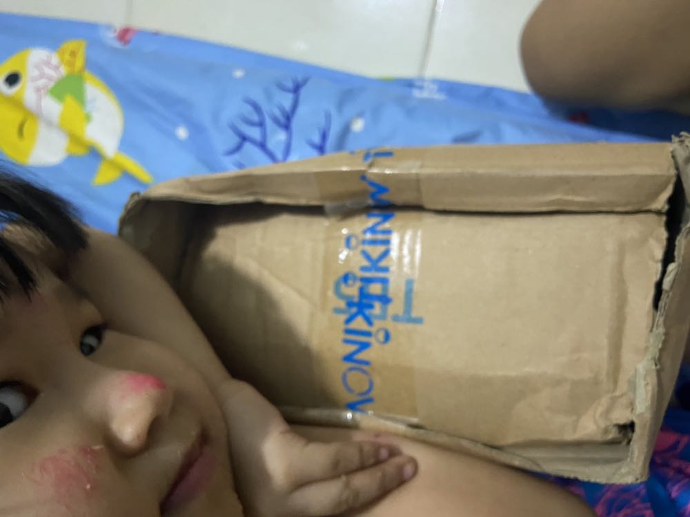 Chán sách không bọc bẩn, đóng gói sơ sài, thùng sách bị rách bạn shiper dễ thương