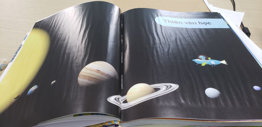 Giao hàng nhanh. Nội dung và cách trình bày phù hợp với lứa tuổi của trẻ, thông tin phong phú.
nhiều trang bị nhăn, giống như do bị ướt trước đây. có chỗ bị bong gáy (hình chụp). Tiki cần kiểm tra hàng kỹ.